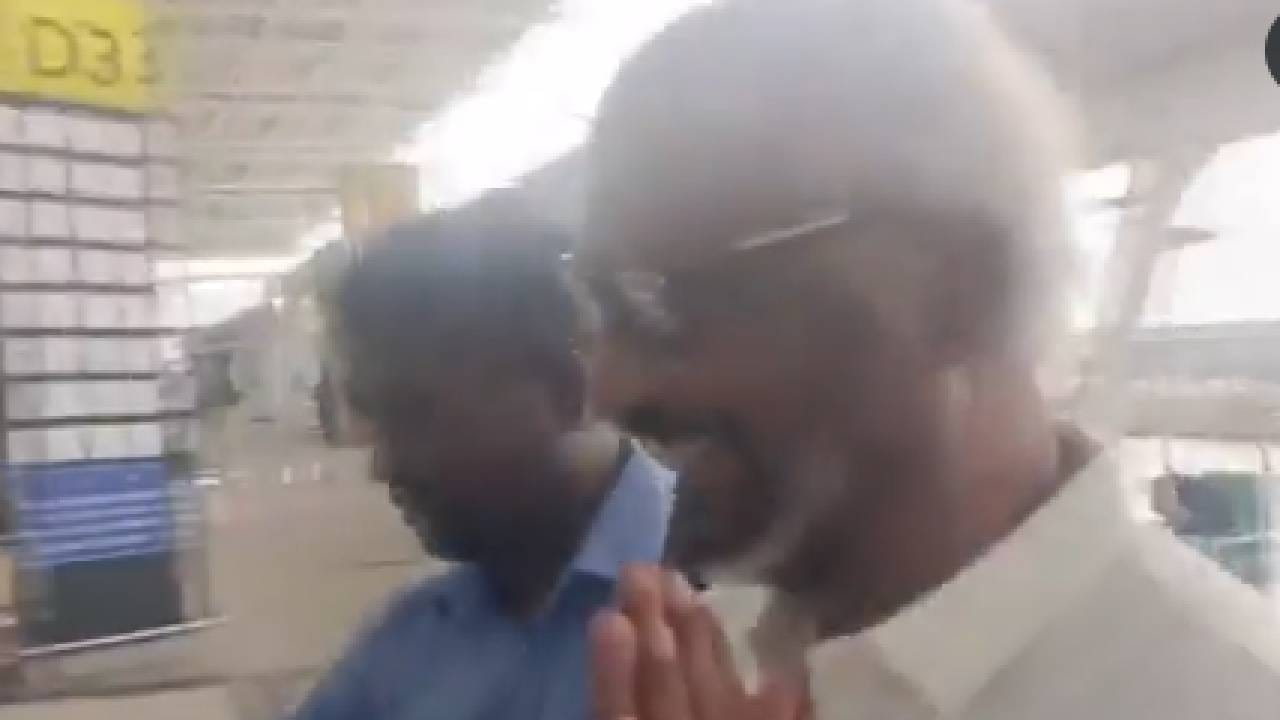 मंगळवारी रजनीकांत चेन्नई विमानतळावर दिसले. यावेळी त्यांना तिथे उपस्थित पत्रकारांनी थलपती विजयने मुख्यमंत्रीपद संभाळलं त्यावर प्रश्न विचारला. त्यावर रजनीकांत काही बोलले नाहीत. ते फक्त हसले. हात जोडले आणि आत निघून गेले. 