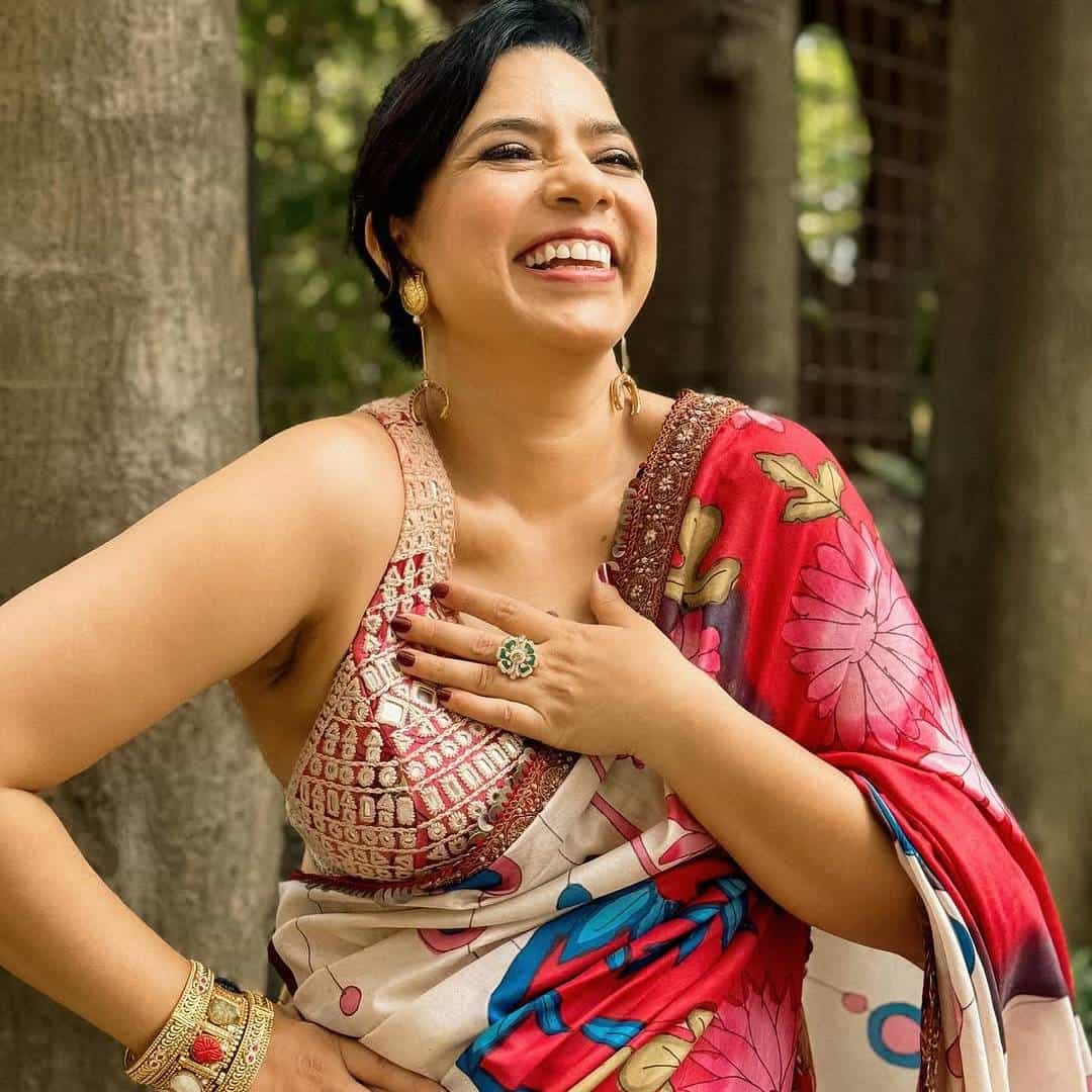 ‘सेक्रेड गेम्स’ या गाजलेल्या वेब सीरिजमधअये नवाजुद्दीन सिद्दिकीच्या ऑनस्क्रीन पत्नीची भूमिका साकारलेली मराठमोळी अभिनेत्री राजश्री देशपांडेला कॅन्सरचं निदान झालं होतं. सोशल मीडियावर पोस्ट लिहित तिने याबद्दलची माहिती दिली होती. आता राजश्रीने तिच्या सर्जरीच्या खुणा दाखवल्या आहेत.