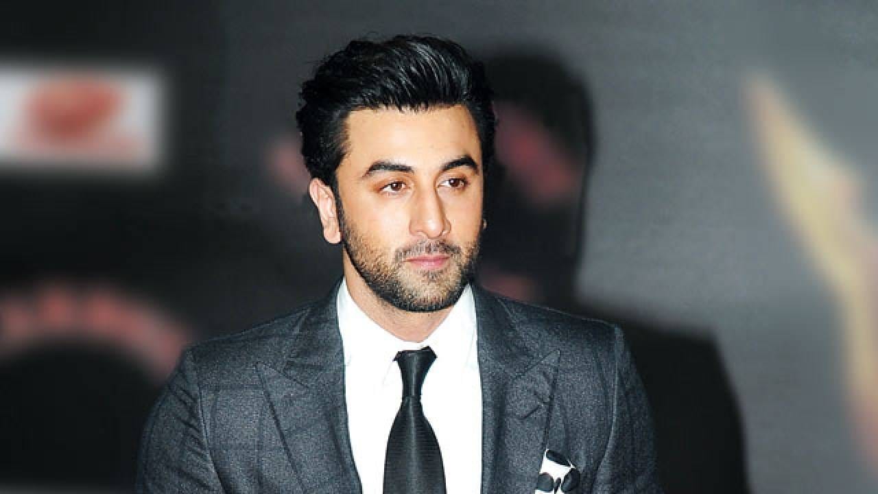 Ranbir Kapoor Share Market: रणबीर कपूर याने गुंतवणूक केलेली कंपनी प्राईम फोकसचा शेअर काल बाजारात वधारला. या शेअरमध्ये काल बाजार सुरू होताच दोन टक्क्यांची तेजी दिसली. पण बाजार बंद होताना हा स्टॉक तीन टक्क्यांहून अधिकने घसरला. कंपनीने तिमाही निकालांची घोषणा केली आहे. 