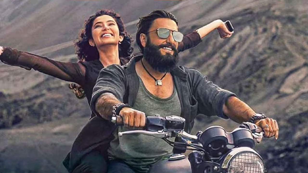 बॉलिवूड अभिनेता रणवीर सिंह सध्या त्याच्या ‘धुरंधर’ आणि ‘धुरंधर 2’ या चित्रपटांमुळे प्रचंड चर्चेत आहे. बॉक्स ऑफिसवर या दोन्ही चित्रपटांनी विक्रमी कमाई करत रणवीरला पुन्हा एकदा यशाच्या शिखरावर पोहोचवले आहे.