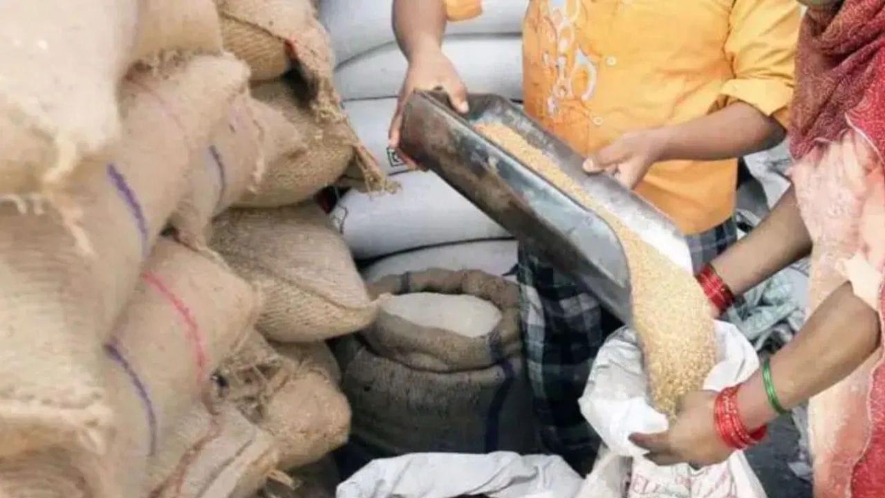 मोठी बातमी! रेशन वाटपाबाबत मोदी सरकारचा सर्वात मोठा निर्णय; 80 कोटी लाभार्थ्यांवर होणार थेट परिणाम मोठी बातमी! रेशन वाटपाबाबत मोदी सरकारचा सर्वात मोठा निर्णय; 80 कोटी लाभार्थ्यांवर होणार थेट परिणाम