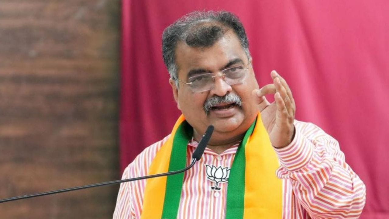 रवींद्र चव्हाणांच्या हातात सीक्रेट यादी... विधान परिषदेची लॉटरी दिल्लीत फुटणार; चव्हाणांच्या दौऱ्याकडे महाराष्ट्राचे डोळे रवींद्र चव्हाणांच्या हातात सीक्रेट यादी... विधान परिषदेची लॉटरी दिल्लीत फुटणार; चव्हाणांच्या दौऱ्याकडे महाराष्ट्राचे डोळे