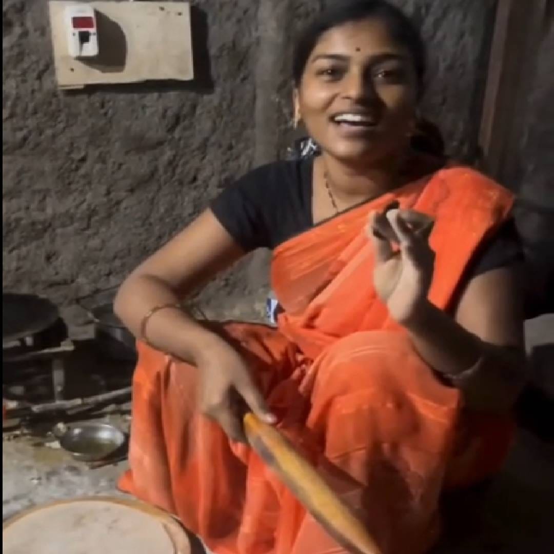 मंगळवेढा तालुक्यातील ब्रह्मपुरी इथं 25 वर्षांच्या रोहिणी पाराध्येनं हॉटेलच्या स्वयंपाकघरात गळफास घेऊन आत्महत्या केली. ज्या हॉटेलच्या किचनमध्ये तिने अनेक रील्स बनवले होते, ज्यांना नेटकऱ्यांकडून भरभरून प्रतिसाद मिळाला होता, त्याच हॉटेलच्या किचनमध्ये तिने तिचं आयुष्य संपवून सर्वांनाच मोठा धक्का दिला.