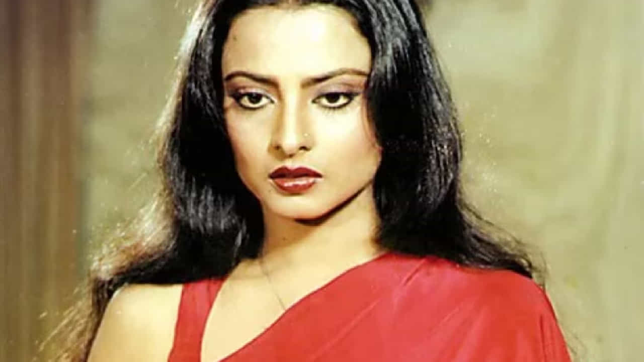 हिंदी चित्रपटसृष्टीच्या चकचकीत जगामागे अनेक वाद आणि चर्चित किस्से दडलेले आहेत. अशाच एका जुन्या वादाची पुन्हा चर्चा सुरू झाली आहे, ज्यात दिग्गज अभिनेत्री नरगिस दत्त यांनी अभिनेत्री रेखाबाबत केलेल्या वक्तव्यामुळे मोठी खळबळ उडाली होती. या प्रकरणात सुनील दत्त यांचं नावही जोडल्याने हा वाद अधिकच गाजला होता.