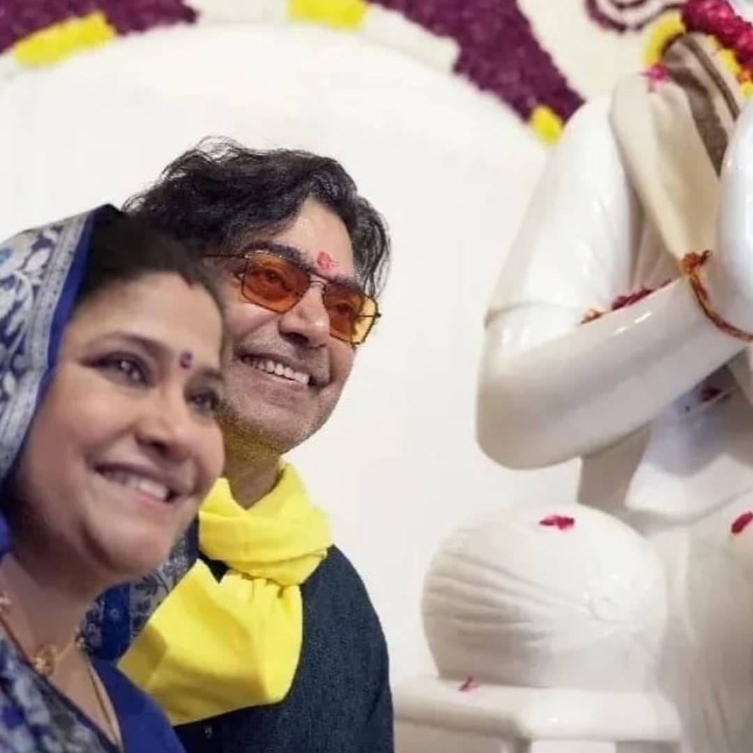 या पोस्टमध्ये त्यांनी पुढे म्हटलंय, 'आज माझ्या आणि रेणुकाच्या लग्नाला 25 वर्षे पूर्ण झाली आहेत, पण असं वाटतंय की ही जणू कालचीच गोष्ट आहे. पत्नी रेणुकाच्या सहवासातील गेल्या 25 वर्षांच्या अनुभवांवर आधारित मी हे ठामपणे सांगतो की लग्नाचा उद्देश एकमेकांचं व्यक्तिमत्त्व बदलणं हा नसून, उलट ते अधिक समृद्ध आणि परिपक्व करणं हा असतो. सुखी वैवाहिक जीवनासाठी पती-पत्नीमध्ये केवळ प्रेमच नव्हे तर परस्पर आदर असणंही अत्यंत आवश्यक आहे. विवाह ही एकमेकांच्या मुक्तीला आणि विकासाला साहाय्य करते.'