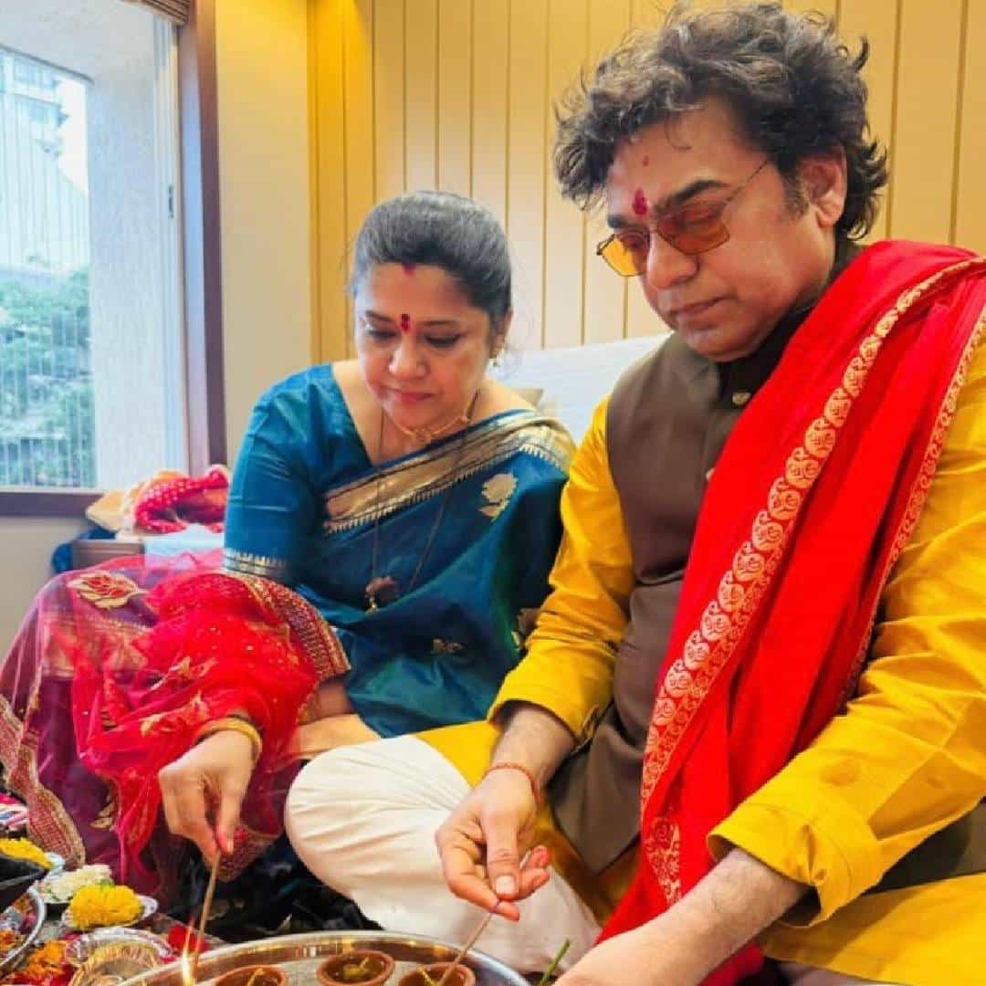 बॉलिवूड इंडस्ट्रीतील आदर्श जोडप्यांपैकी एक असलेल्या अभिनेत्री रेणुका शहाणे आणि अभिनेते आशुतोष राणा यांनी दुसऱ्यांदा लग्न केलं आहे. या दोघांनी त्यांच्या लग्नाचा 25 वा वाढदिवस अत्यंत खास अंदाजात साजरा केला आहे. रेणुका आणि आशुतोष यांनी पुन्हा एकदा एकमेकांच्या गळ्यात वरमाळा घातल्या आहेत.