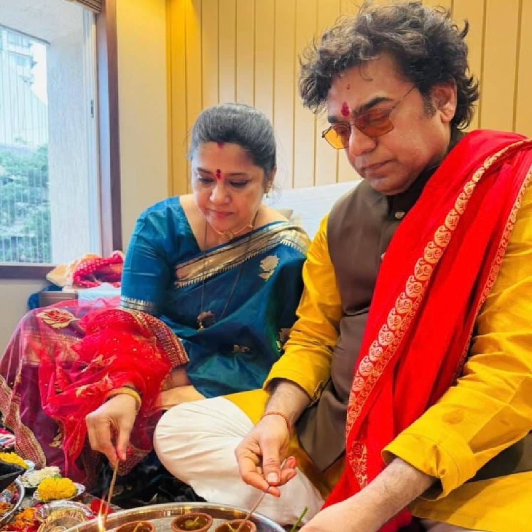 बॉलिवूड इंडस्ट्रीतील आदर्श जोडप्यांपैकी एक असलेल्या अभिनेत्री रेणुका शहाणे आणि अभिनेते आशुतोष राणा यांनी दुसऱ्यांदा लग्न केलं आहे. या दोघांनी त्यांच्या लग्नाचा 25 वा वाढदिवस अत्यंत खास अंदाजात साजरा केला आहे. रेणुका आणि आशुतोष यांनी पुन्हा एकदा एकमेकांच्या गळ्यात वरमाळा घातल्या आहेत.