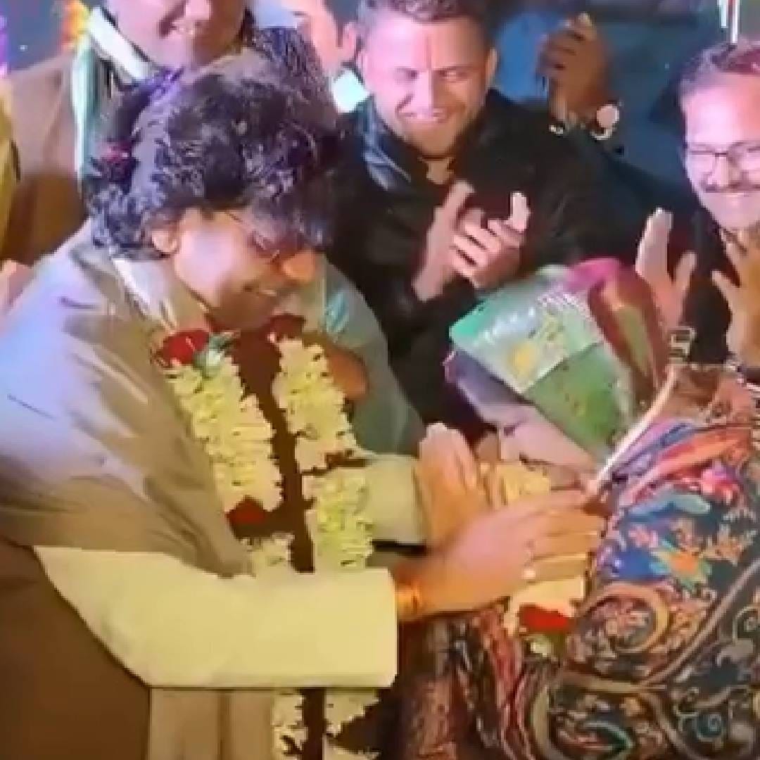 आशुतोष राणा आणि रेणुका यांची जोडी बॉलिवूडमधील सर्वांत मजबूत आणि लोकप्रिय जोड्यांपैकी एक मानली जाते. या दोघांचं नात अजूनही प्रेम आणि आदरने परिपूर्ण असल्याचं या फोटोंमधून सहज स्पष्ट होतंय. आशुतोष यांच्या या फोटोंवर इंडस्ट्रीतल्या कलाकारांनी आणि चाहत्यांनीही शुभेच्छांचा वर्षाव केला आहे.