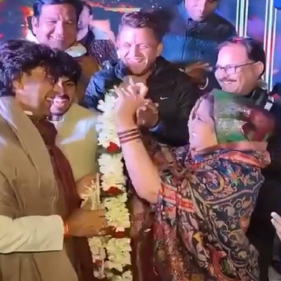 या लग्नात त्यांची मुलं आणि मित्रपरिवारसुद्धा उपस्थित होते. पूजा आणि पारंपरिक विधी पूर्ण करत त्यांनी हा लग्नाचा वाढदिवस अविस्मरणीय बनवला. या खास क्षणांचे फोटो आणि व्हिडीओ पोस्ट करत आशुतोष राणा यांनी इन्स्टाग्रामवर आपल्या भावना व्यक्त केल्या आहेत. आनंदाने परिपूर्ण अशी वेळ खूप लवकर निघून जाते आणि ही वेळ कशी निघून जाते, ते कळतच नाही, असं त्यांनी लिहिलंय.