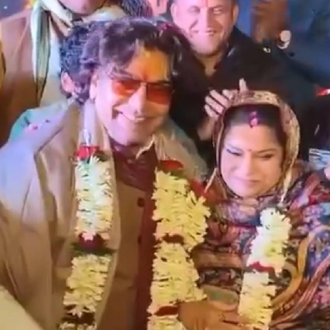 या दोघांनी 25 मे 2001 रोजी लग्न केलं होतं. मध्य प्रदेशच्या दमोह याठिकाणी त्यांनी छोटेखानी समारंभात लग्नगाठ बांधली होती. या लग्नाला त्यावेळी मोजकेत पाहुणे आणि कुटुंबीय उपस्थित होते. त्यामुळे लग्नाच्या 25 व्या वाढदिवशी त्यांनी पुन्हा एकदा तेच क्षण नव्याने जगण्याचा निर्णय घेतला.
