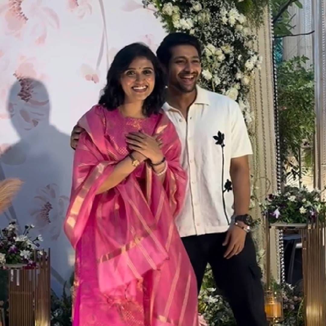 कमेंट्समध्ये काहींनी रिंकू आणि आकाशला थेट लग्न करण्याचा सल्ला दिला आहे. 'तुम्ही दोघं लग्न करा आणि रितेश-जिनिलियासारखी तुमची पण जोडी एक नंबर होईल', असं एकाने लिहिलंय. तर 'महाराष्ट्रात लफड्यांची संख्या वाढवणारी जोडी' अशी भन्नाट कमेंटही नेटकऱ्यांनी केली आहे.