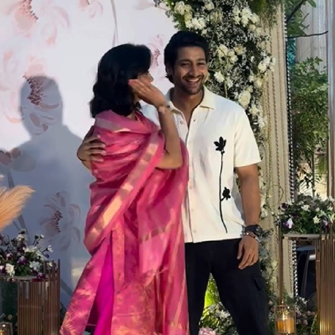 'सैराटची ही जोडी आजही तितकीच याड लावणारी आहे. आर्ची आणि परश्या.. तुमची केमिस्ट्री नेहमीच झिंगाट आहे', असं एकाने लिहिलं. तर 'तुम्ही दोघांनी लग्न केलं पाहिजे', असं दुसऱ्या युजरने म्हटलंय. 'एकवेळ पिरॅमिट पुन्हा बांधता येईल, पण सैराटसारखा सिनेमा पुन्हा बनणार नाही', अशा प्रतिक्रिया नेटकऱ्यांनी दिल्या आहेत.