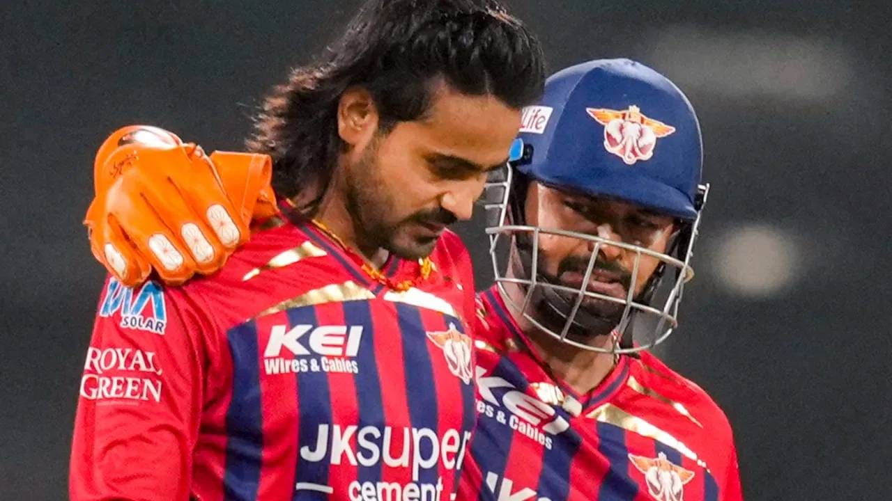 ऋषभ पंतला यापूर्वी बीसीसीआयने कसोटी संघाच्या उपकर्णधारपदावरून काढलं होतं. आता लखनौ सुपर जायंट्सने त्याला कर्णधारपदावरून काढल्याचं जाहीर केलं आहे. त्याच्या विनंतीला मान देऊन हा निर्णय घेतल्याचं सांगितलं आहे. पण त्याची कर्णधार म्हणून रेकॉर्डही वाईट आहे. कर्णधार म्हणून विजयाची टक्केवारी सर्वात वाईट आहे. (Photo: PTI)