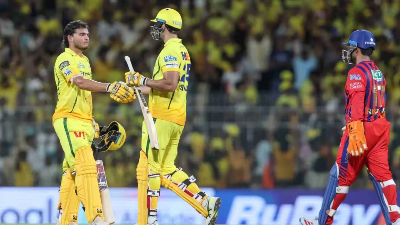 चेन्नई सुपर किंग्सविरुद्धच्या सामन्यात षटकं निर्धारित वेळेत पूर्ण न केल्याने लखनौचा कर्णधार ऋषभ पंतला दंड ठोठावला आहे. पंतला या चुकीसाठी 12 लाखांचा दंड भरावा लागणार आहे. या स्पर्धेत पंतपूर्वी कर्णधारांनी या चुकीसाठी दंड भरला आहे. पंजाब किंग्सचा कर्णधार श्रेयस अय्यरला दोनदा दंड ठोठावण्यात आला आहे.  (Photo: BCCI/IPL)