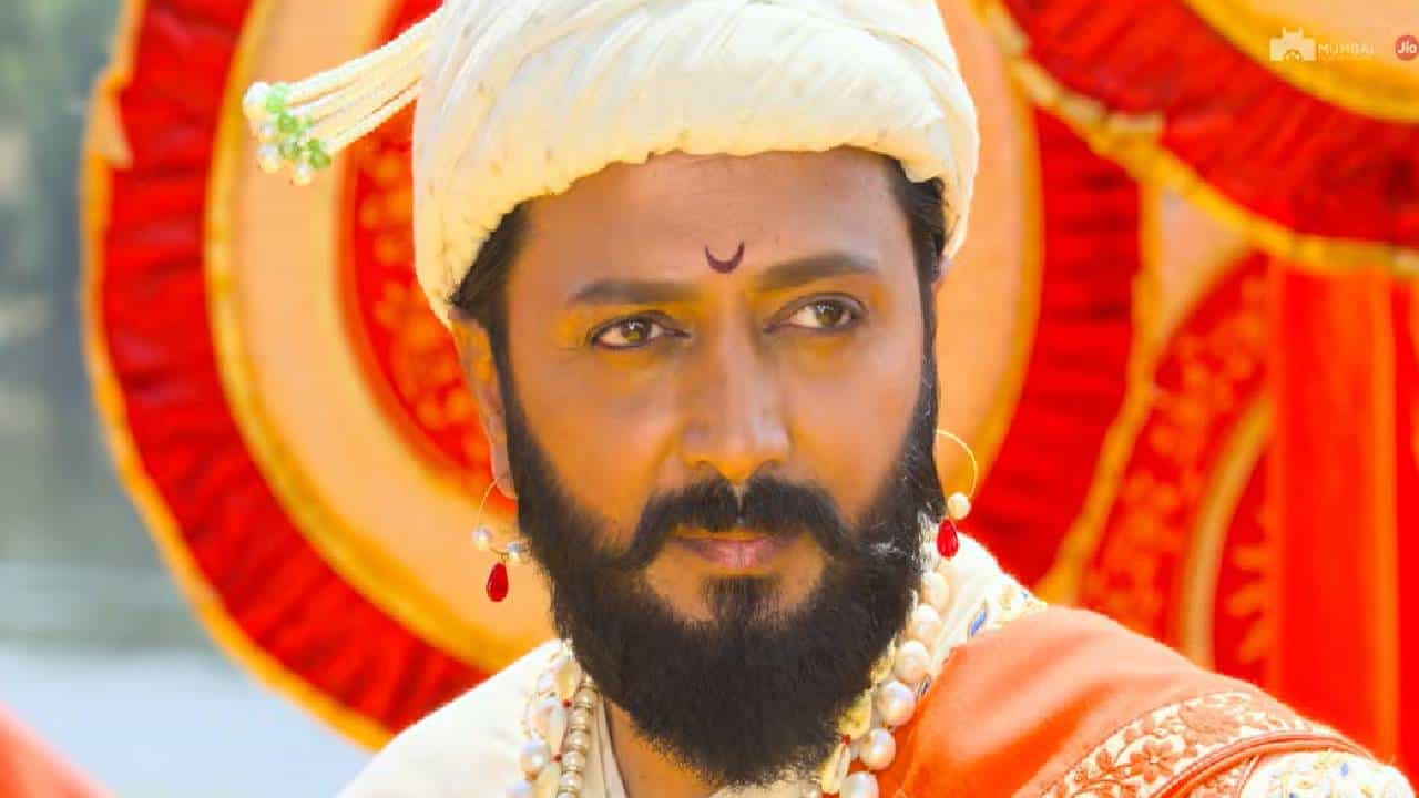 छत्रपती शिवाजी महाराजांच्या शौर्यगाथेवर आधारित 'राजा शिवाजी' हा भव्यदिव्य चित्रपट अभिनेता रितेश देशमुखने प्रेक्षकांच्या भेटीला आला. यामध्ये रितेशनेच छत्रपती शिवाजी महाराजांची भूमिका साकारली असून चित्रपटाचं दिग्दर्शनसुद्धा त्यानेच केलं आहे. रितेशने या चित्रपटात त्याच्याच कुटुंबातील काही सदस्यांनाही भूमिका साकारण्याची संधी दिली आहे.