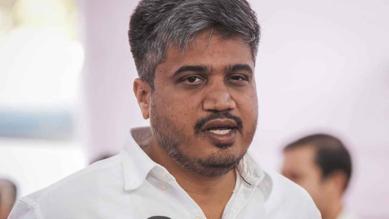 तटकरे-शरद पवार भेटीवरून बिनसलं, राष्ट्रवादी शरदचंद्र पवार पक्षात रोहित पवार नाराज? महत्त्वाच्या बैठकीतच... तटकरे-शरद पवार भेटीवरून बिनसलं, राष्ट्रवादी शरदचंद्र पवार पक्षात रोहित पवार नाराज? महत्त्वाच्या बैठकीतच...