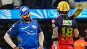 रोहित शर्मा आणि विराट कोहलीने एकाच वेळी केली धोनीच्या विक्रमाशी बरोबरी.