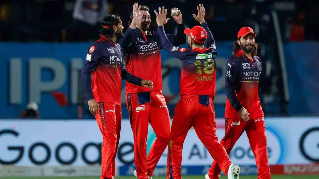 आयपीएल 2026 स्पर्धेतील चॅम्पियन कोण? हे 31 मेच्या रात्री स्पष्ट होईल. रॉयल चॅलेंजर्स बंगळुरूने अंतिम फेरीत धडक मारली आहे. तर दुसरा संघ गुजरात टायटन्स किंवा राजस्थान रॉयल्स असू शकतो. आयपीएल स्पर्धेत आरसीबीने सलग दुसऱ्यांदा अंतिम फेरी गाठली आहे. चला जाणून घेऊया 19 वर्षात कोणत्या सर्वाधिक अंतिम फेरीचा सामना खेळला आहे. (Photo: IPL/BCCI)