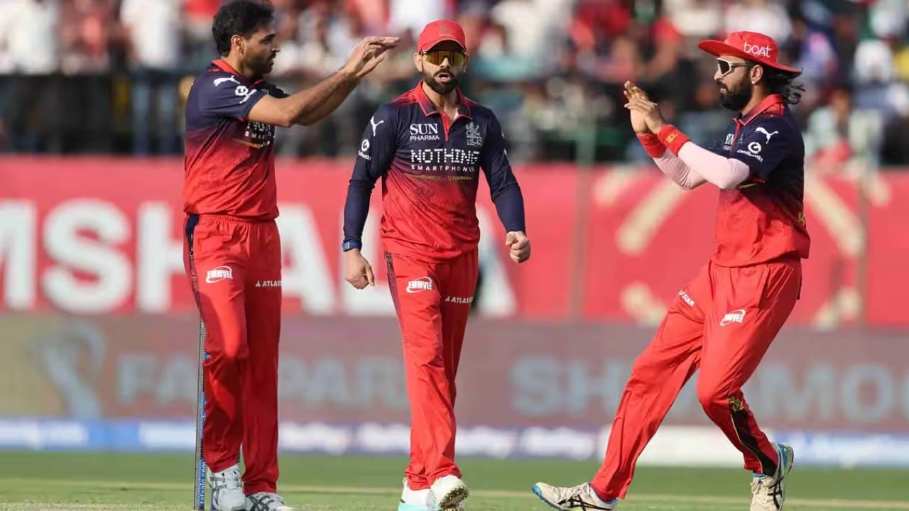 रॉयल चॅलेंजर्स बंगळुरू सर्वाधिक म्हणजेच प्लेऑफचे 17 सामने खेळला आहे. त्यात फक्त सात सामन्यात विजय मिळवला आहे. तर 10 सामने गमावले आहेत. त्यामुळे बाद फेरीत रॉयल चॅलेंजर्स बंगळुरूची कामगिरी हवी तशी नाही. विजयापेक्षा अधिक सामने गमावले आहेत. (Photo: IPL/BCCI)
