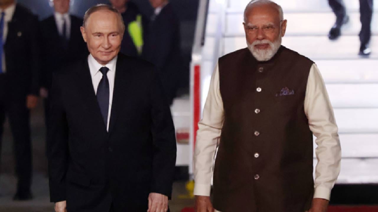 भारताची रशियासोबतची मैत्री खूप जुनी आहे. स्वातंत्र्यकाळापासून भारत-रशिया परस्परांचे चांगले मित्र आहेत. रशिया भारताचा संरक्षण क्षेत्रातला महत्वाचा भागीदार आहे. रशियाने भारताला नेहमीच अत्याधुनिक संरक्षण तंत्रज्ञान दिलं आहे. पंतप्रधान नरेंद्र मोदी यांच्या कार्यकाळात ही मैत्री अधिक दृढ व्हावी यासाठी प्रयत्न झाले. (Getty Images)