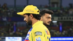 दिल्लीचा सीएसके विरुद्ध बॅटिंगचा निर्णय, महेंद्रसिंह धोनीचं कमबॅक?.