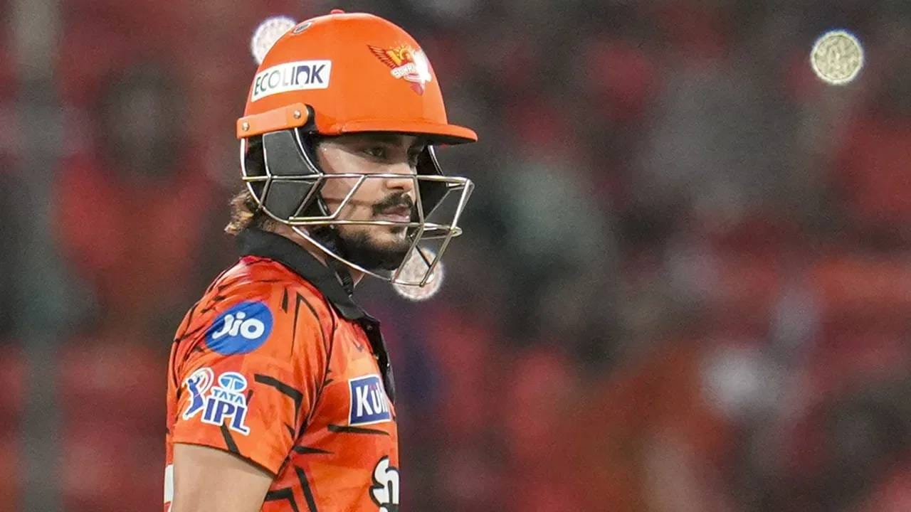 ऑरेंज कॅपच्या शर्यतीत विकेटकीपर फलंदाज इशान किशन चौथ्या स्थानावर आहे. डावखुऱ्या इशान किशनने आतापर्यंत 409 धावा केल्या आहेत. त्याचा स्ट्राईक रेट हा 180 पेक्षा जास्त आहे. इशानने आतापर्यंत 22 षटकार मारले आहेत. (Photo: PTI)