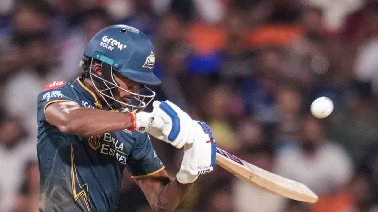 आयपीएल 2026 स्पर्धेतील क्वॉलिफायर 2 सामन्यात शुबमन गिल आणि साई सुदर्शन यांची बॅट चांगलीच तळपली. ही जोडी फोडण्यासाठी राजस्थान रॉयल्सच्या गोलंदाजांना खूपच घाम गाळावा लागला. पण तिथपर्यंत शुबमन गिल आणि साई सुदर्शन या जोडीने इतिहास रचला होता. (Photo: PTI)