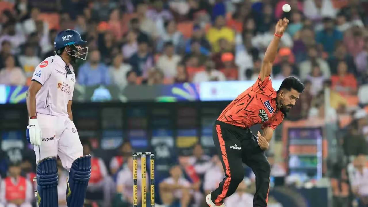 साई सुदर्शन ऑरेंज कॅपच्या शर्यतीत आघाडीवर आहे. त्याने गुजरात टायटन्सच्या डावात ऑरेंज कॅप डोक्यावर ठेवली. पण हैदराबादच्या डावात ती डोक्यावरून जाईल. कारण हेनरिक क्लासेन, अभिषेक शर्मा या शर्यतीत आहेत. (Photo: IPL/BCCI)