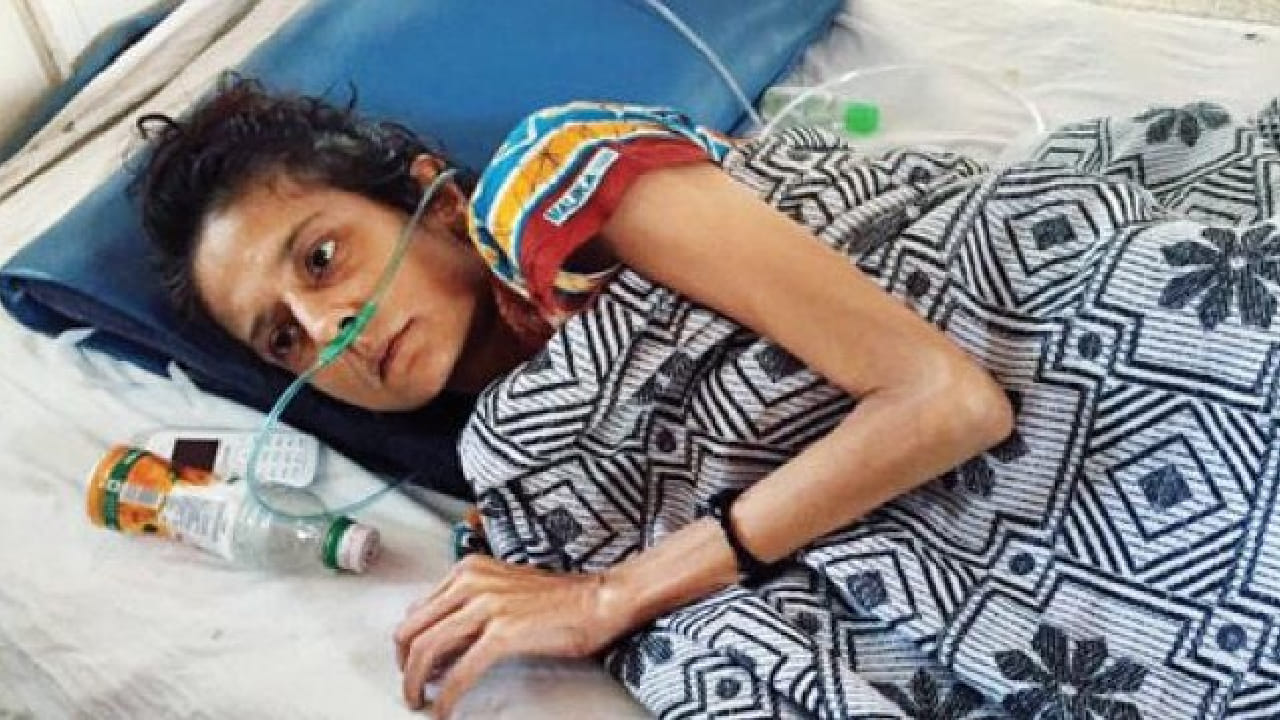 याच काळात तिची ओळख राजेंद्र सिंह यांच्याशी झाली. कठीण काळात त्यांनी पूजाला मोठा आधार दिला. दरम्यान, कामाच्या शोधात पूजा गोव्यातील एका कॅसिनोमध्ये नोकरी करू लागली. मात्र, सततची धावपळ आणि तणावामुळे तिची प्रकृती बिघडत गेली. परिस्थिती इतकी गंभीर झाली की तिची दोन्ही फुफ्फुसं निकामी होण्याच्या स्थितीत पोहोचली. तिला रक्ताच्या उलट्या होऊ लागल्या, शरीर अशक्त झालं आणि खाणंपिणंही बंद झालं.