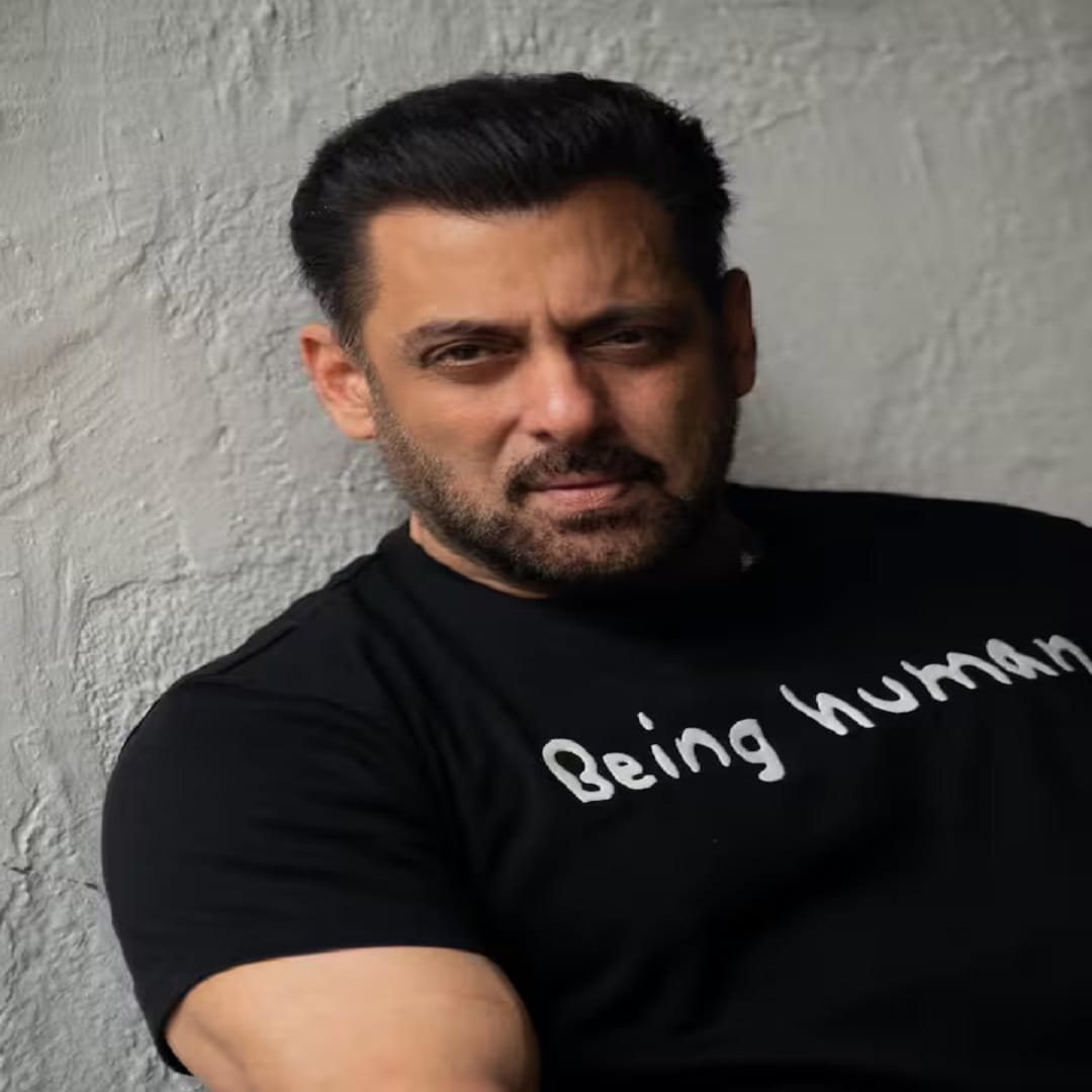 अभिनेता सलमान खान याने देखील सिनेमा पाहुण्या कलाकारची भूमिका बजावली आहे. सलमान खान याची नेटवर्थ 2 हजार 900 कोटी आहे. गेल्या अनेक वर्षांपासून अभिनेता रुपेरी पडद्यावर सक्रिय आहे. 
