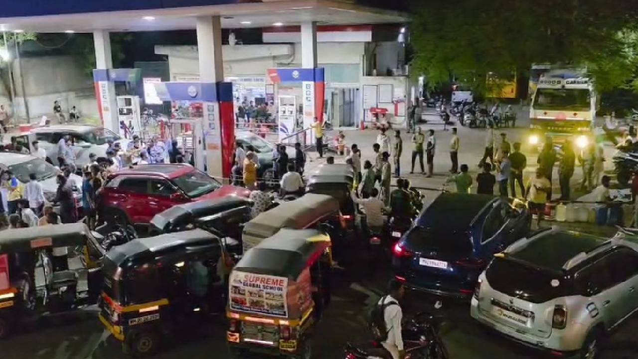 इंधन आहे की नाही? छत्रपती संभाजीनगरमध्ये पेट्रोल- डिझेलचा साठा किती? आकडेवारी आली समोर इंधन आहे की नाही? छत्रपती संभाजीनगरमध्ये पेट्रोल- डिझेलचा साठा किती? आकडेवारी आली समोर