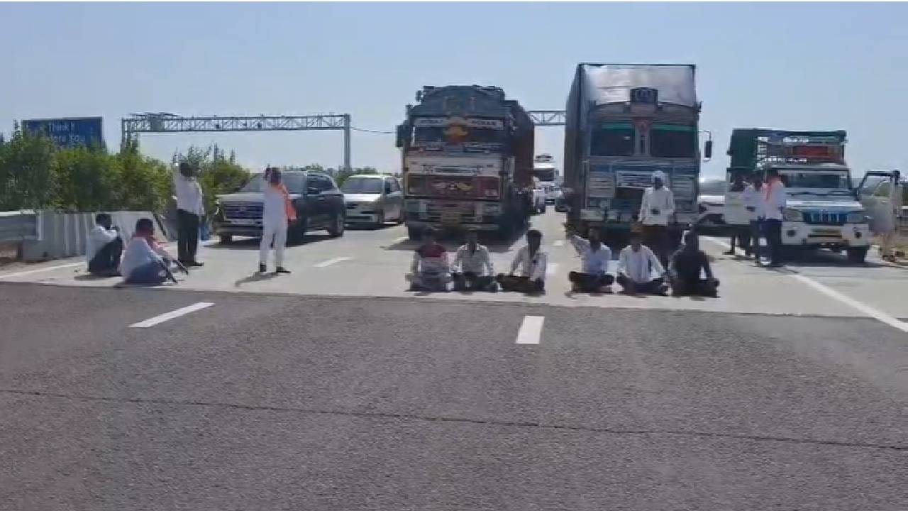मनोज जरांगे पाटील यांच्या उपोषणाच्या निर्णयानंतर मराठा समाज चांगलाच आक्रमक झाल्याचे चित्र दिसू लागेल आहे. जालन्यात आंदोलकांनी थेट महामार्ग रोखून धरला आहे.