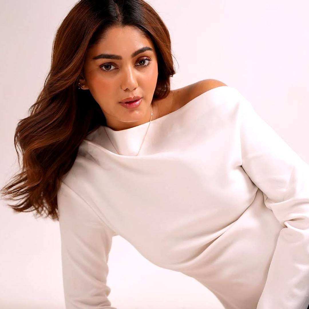 फिल्मीज्ञानला दिलेल्या इंटरव्यूमध्ये तिने सांगितलं मी अजूनही वर्जिन आहे. आपल्या धर्मामुळे तू अजूनही वर्जिन आहेस का? असं तिला विचारण्यात आलं. वर्जिन राहण्याचा निर्णय माझा स्वत:चा आहे, असं तिने सांगितलं. माझा कोणावर विश्वास नाही. ते माझं मन मोडू शकतात. मी कुठल्याही डेटिंग App वर नाही असं तिने सांगितलं.