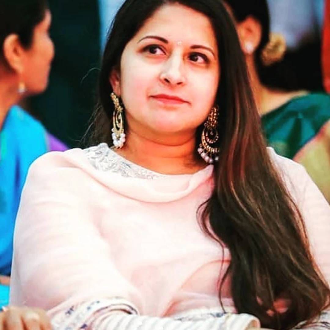 2026 मध्ये थलपती विजयच्या खासगी आयुष्यात सर्वकाही आलबेल नसल्याचं लोकांच्या समोर आलं. 27 वर्षानंतर विजयनचा पत्नी सोरनलिंगम सोबतचा संसार मोडण्याच्या मार्गावर आहे. कोर्टात घटस्फोटाचा खटला सुरु आहे. 