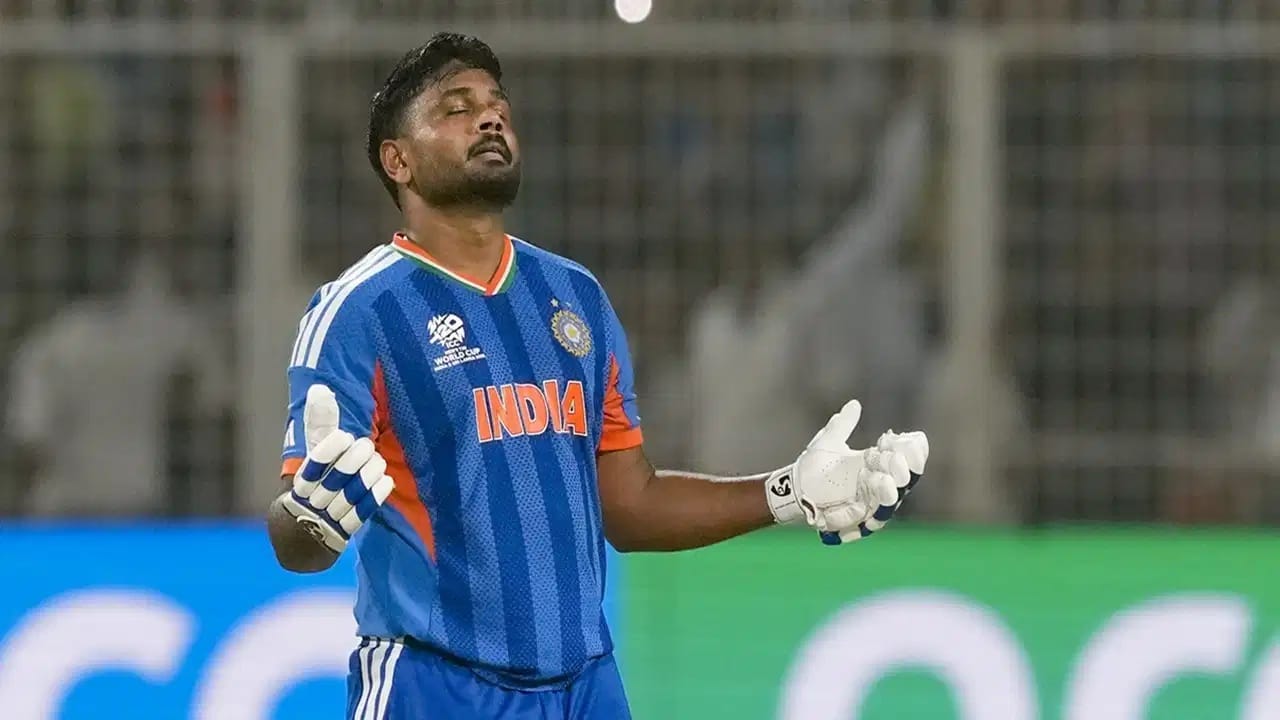 संजू सॅमसन टीम इंडियासाठी गेल्या काही महिन्यांपासून सातत्याने चमकदार कामगिरी करतोय. मात्र त्यानंतरही निवड समितीने संजूला अफगाणिस्तान विरूद्धच्या मालिकेसाठी संघात स्थान दिलेलं नाहीय. (Photo Credit : PTI)