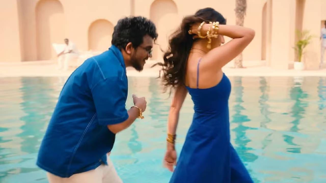 गेल्या काही वर्षांत इंडिपेंडंट म्युझिक (Independent Music/स्वतंत्र संगीत)चा ट्रेंड खूप वेगाने वाढला आहे. आता गाणी फक्त चित्रपटांपुरती मर्यादित राहिलेली नाहीत, तर सिंगल ट्रॅक्सनाही (Single Tracks) लोक भरभरून पसंती देत आहेत. वेगवेगळ्या भाषांमध्ये आणि नवीन शैलीत येणारी गाणी झपाट्याने व्हायरल होत आहेत. जेव्हा एखाद्या गाण्यात अस्सल गावरान (देसी) अंदाज आणि आधुनिक संगीताचा उत्तम मेळ असतो, तेव्हा ते थेट लोकांच्या मनाला भिडते. याच कारणामुळे अनेक गाणी प्रदीर्घ काळापर्यंत ट्रेंडिंगमध्ये राहतात, वारंवार ऐकली जातात आणि सोशल मीडियावर धुमाकूळ घालतात. आज आम्ही तुम्हाला अशाच एका गाण्याबद्दल सांगणार आहोत.