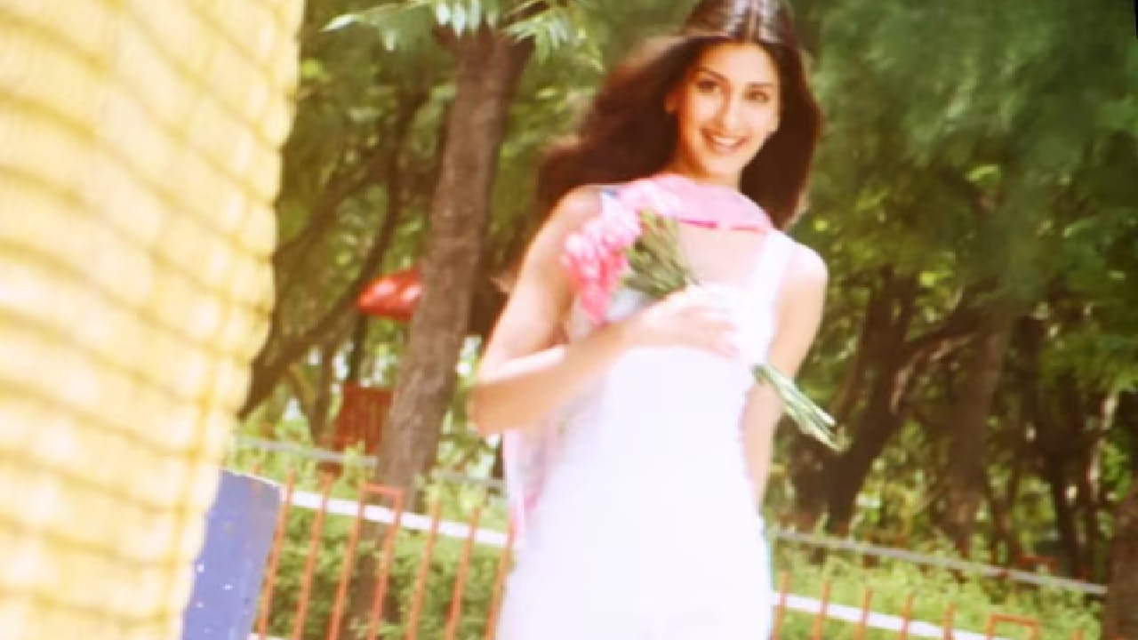 त्यातीलच एक गाणे म्हणजे ‘इस दीवाने लड़के को कोई समझाये’, जे तब्बल 27 वर्षांनंतरही श्रोत्यांच्या मनावर अधिराज्य गाजवत आहे. 90 च्या दशकातील गाण्यांचे सर्वात मोठे वैशिष्ट्य म्हणजे त्यांचा साधेपणा. 