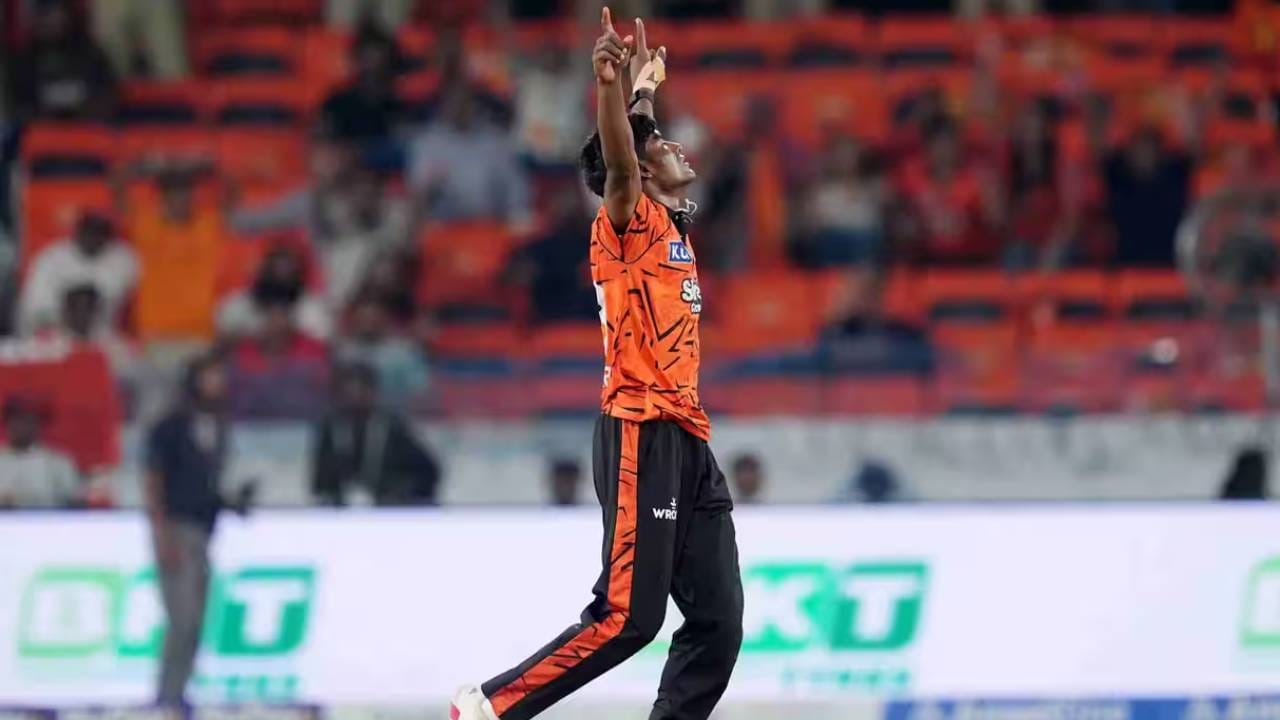 सनरायझर्स हैदराबादचा युवा वेगवान गोलंदाज साकिब हुसेन या यादीत तिसऱ्या स्थानावर आहे. आपला पहिला आयपीएल हंगाम खेळत असलेल्या साकिबने 25 एप्रिल रोजी पंजाब किंग्सविरुद्ध 4 षटकांत 62 धावा दिल्या. पण पहिल्या सामन्यांमध्ये 4 बळी घेऊन त्याने सर्वांना आश्चर्यचकित केले होते. (Photo: IPL/BCCI)