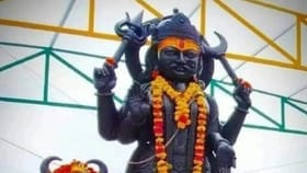 तांबे की लोखंड, शनिदेवाच्या पूजेसाठी कोणते भांडे आहे योग्य?.