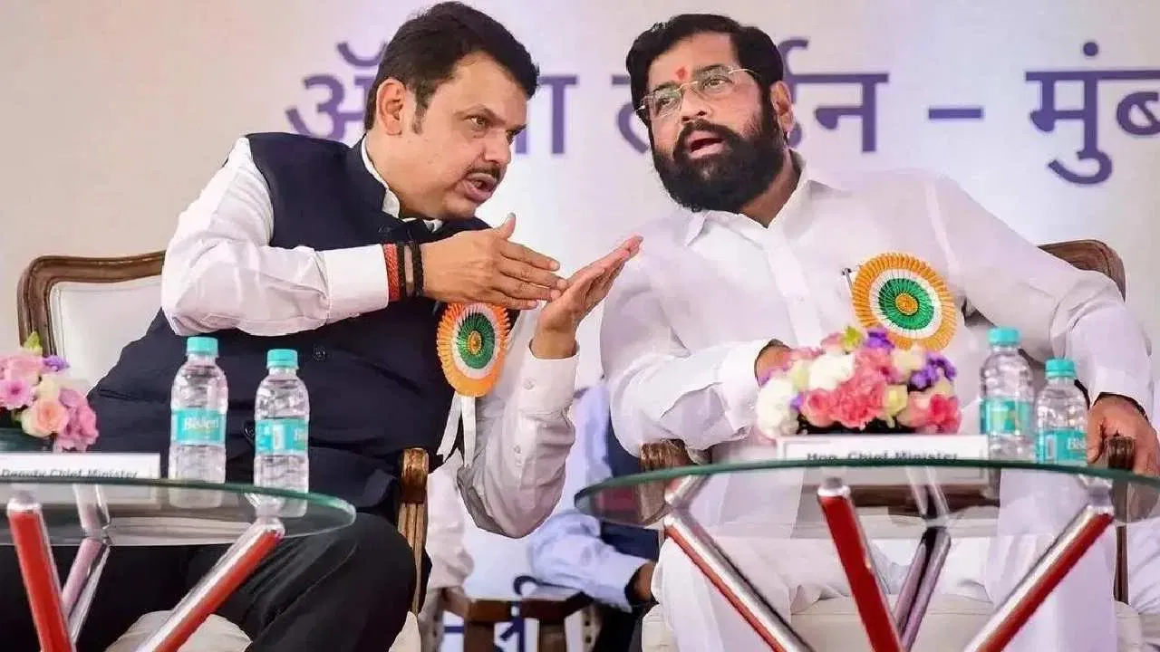 विधानपरिषदेच्या जागा वाटपाबाबत महायुतीच्या गोटातून मोठी बातमी, एकाच जागेवर दोन पक्षांचा दावा, हालचालींना वेग विधानपरिषदेच्या जागा वाटपाबाबत महायुतीच्या गोटातून मोठी बातमी, एकाच जागेवर दोन पक्षांचा दावा, हालचालींना वेग