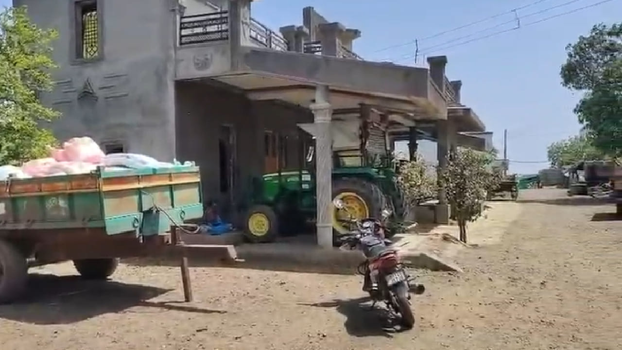 या प्रसंगात पुष्पाबाई नलगे यांचा जीव थोडक्यात बचावला. घटनेनंतर परिसरात भीतीचे वातावरण निर्माण झाले असून बिबट्याचा तातडीने बंदोबस्त करण्याची मागणी ग्रामस्थांनी केली आहे. 