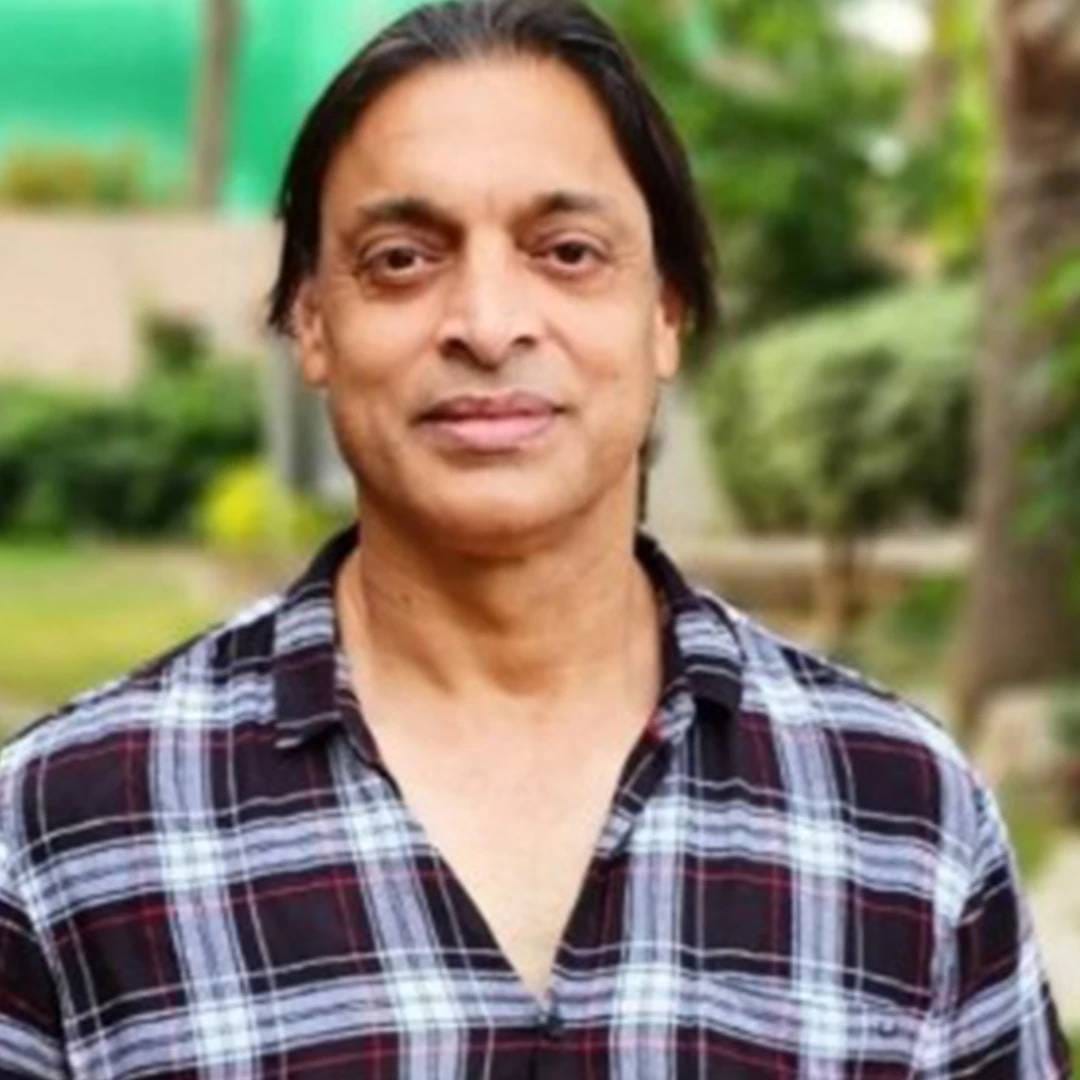 वर्ष 2000 मध्ये शोएब अख्तर आणि अभिनेत्री सोनाली बेंद्रे यांच्या अफेयरची चर्चा होती. खरंतर या अफवा होत्या. असं म्हणतात की शोएब आपल्या पर्समध्ये सोनाली बेंद्रेचा फोटो ठेवायचा. त्याच्या संघातील अन्य खेळाडूंना सुद्धा याची कल्पना होती. शोएबला सोनाली खूप आवडायची.