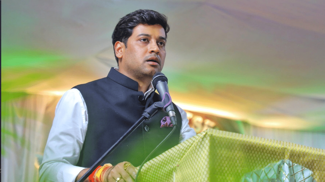 बड्या NCP नेत्याची श्रीकांत शिंदेंसोबत बंद दाराआड चर्चा; मध्यरात्रीच्या बैठकीत... राजकारणात काहीतरी मोठं घडणार? बड्या NCP नेत्याची श्रीकांत शिंदेंसोबत बंद दाराआड चर्चा; मध्यरात्रीच्या बैठकीत... राजकारणात काहीतरी मोठं घडणार?