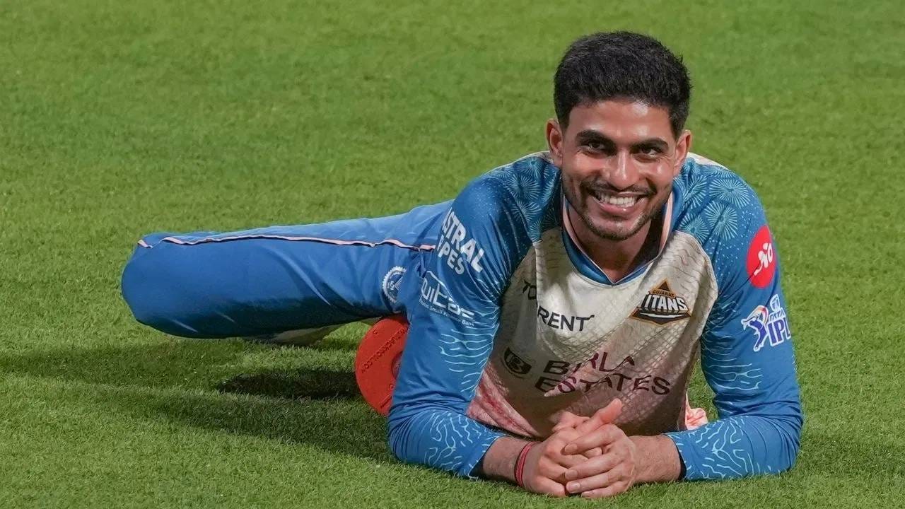 आयपीएल 2026 स्पर्धा सुरू असताना संघाची घोषणा झाल्याने चर्चा तर होणार.. कारण कोणत्या फ्रेंचायझीमधून कोणत्या खेळाडूला संधी मिळाली याची आकडेवारी बांधली जात आहे. पण दोन्ही संघातील खेळाडूंची आकडेवारी पाहिली तर शुबमन गिल नेतृत्व करत असलेल्या गुजरात टायटन्सची छाप दिसत आहे. (Photo: PTI)