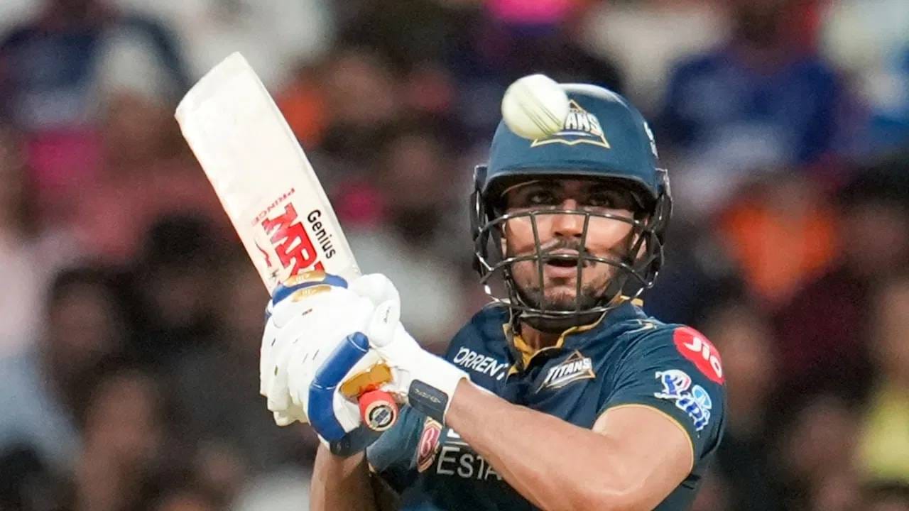 आयपीएल 2026 स्पर्धेच्या अंतिम फेरीपर्यंत या जोडी गुजरात टायटन्स संघासाठी 886 धावांची भागीदारी केली आहे. आयपीएल स्पर्धेतील हा चौथा सर्वोच्च रेकॉर्ड आहे. या जोडीने 2025 मध्ये 912 धावांची भागीदारी केली. शुबमन गिल आणि साई सुदर्शन जोडीने आयपीएल इतिहासात 2944 धावांची भागीदारी केली आहे. त्यांच्या पुढे आता विराट कोहली आणि एबी डिव्हिलियर्स जोडी आहे. या जोडीने 3123 धावा केल्या होत्या. (Photo: PTI)