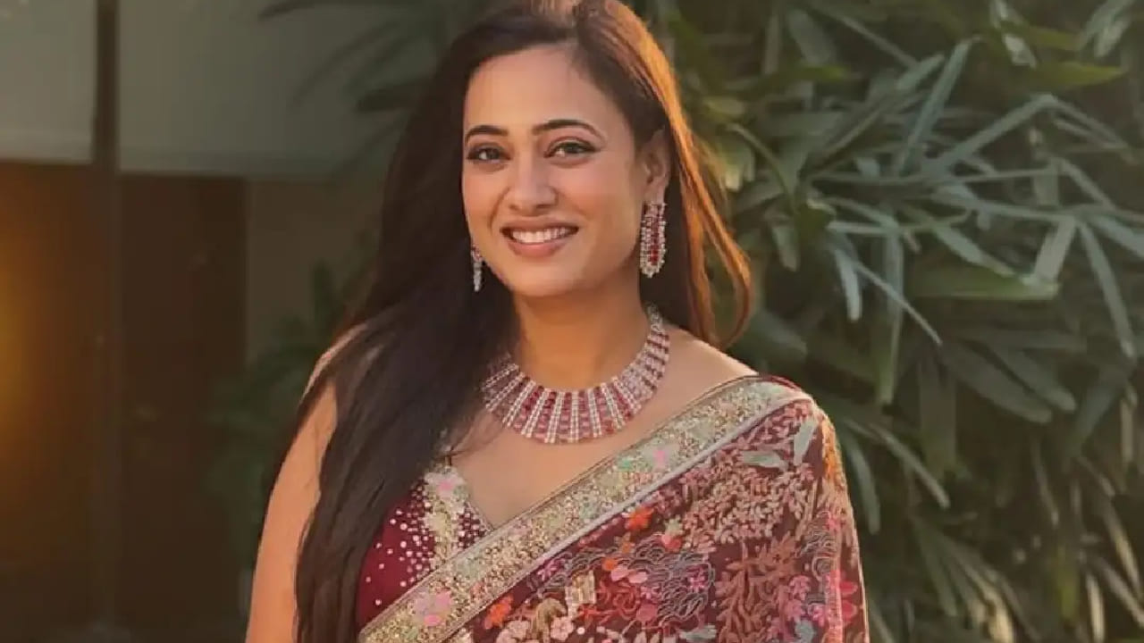 ती दररोज कार्डिओ, स्ट्रेंथ ट्रेनिंग आणि योगा यांचा समतोल साधत वर्कआउट करते. त्यामुळे वाढत्या वयातही श्वेता तिवारी यांची फिटनेस आणि एनर्जी कायम असल्याचे दिसून येते.