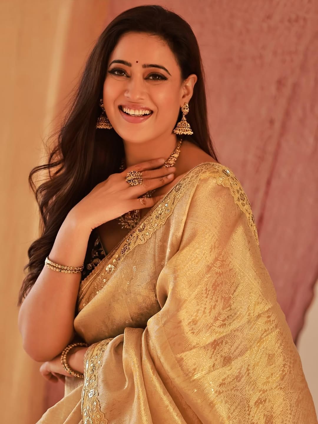 अभिनेत्री श्वेता तिवारी गेल्या अनेक वर्षांपासून टीव्ही विश्वास सक्रिय आहे. अभिनेत्रीने आता पर्यंत अनेक मालिका आणि सिनेमांमध्ये देखील काम केलं. आता अभिनेत्रीने ओटीटी प्लॅटफॉर्मवर देखील पदार्पण केलं आहे. पण तिला खरी ओळख मिळाली ती म्हणजे 'कसोटी जिंदगी की' मालिकेतून...