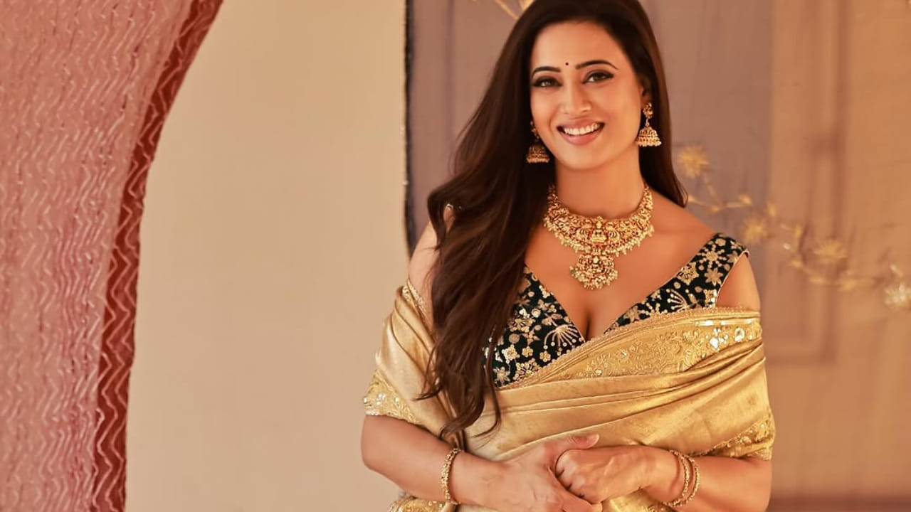टेलिव्हिजन विश्वातील लोकप्रिय आणि ग्लॅमरस अभिनेत्री श्वेता तिवारी आपल्या दमदार अभिनयाबरोबरच स्टायलिश फॅशन सेन्समुळेही नेहमीच चर्चेत असते. वयाच्या 45 व्या वर्षीही तिची फिटनेस आणि सौंदर्य पाहून ती दोन मुलांची आई आहे, यावर सहज विश्वास बसत नाही.