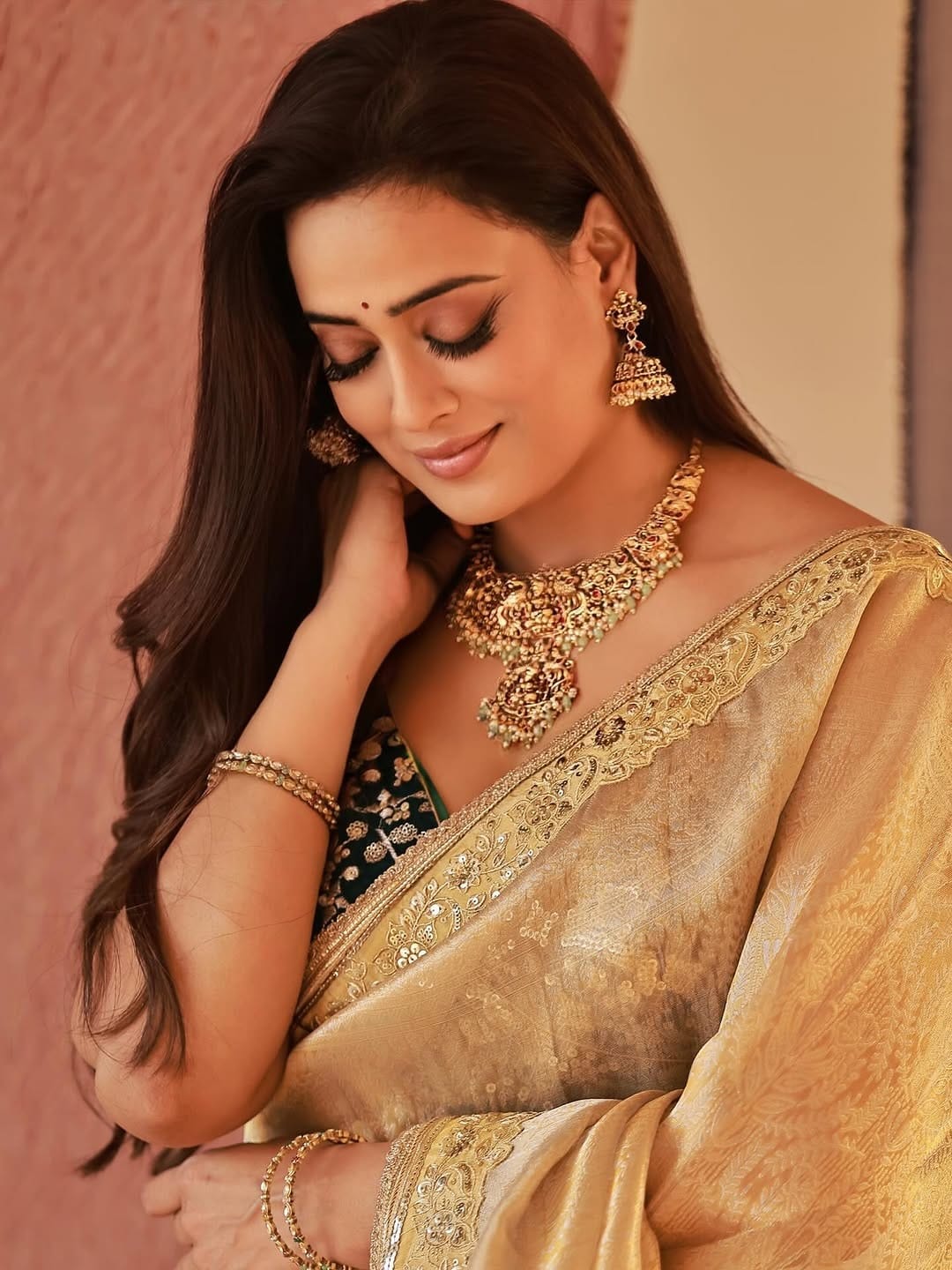 श्वेता आता तिच्या कोणत्या सिनेमामुळे नाही, रॉयल लूकमुळे चर्चेत आली आहे. श्वेता तिवारीच्या फोटोंची सध्या तुफान चर्चा रंगली आहे. श्वेता फक्त तिच्या भूमिकांसाठीच नाही तर, सौंदर्यामुळे देखील चर्चेत असते.