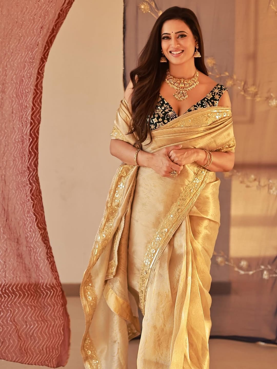 सध्या अभिनेत्रीचे काही फोटो सोशल मीडियावर तुफान व्हायरल होत आहेत. रॉयल साडीत श्वेता सिंपल लूक चाहत्यांना प्रचंड आवडला आहे. टीव्ही अभिनेत्री श्वेता तिवारी कायम सोशल मीडियावर पोस्ट करत असते.